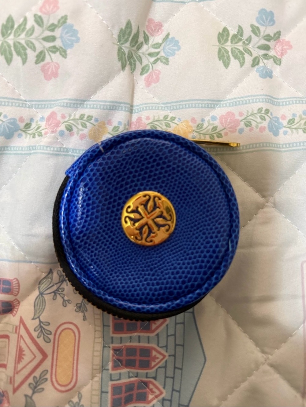 Rustic Cuff Blue Faux-Lizard Round Cuff Link Casewith Gold Medallion